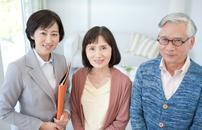 家族と相談員が明るく相談している様子