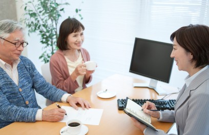 相談員がシニアの方に説明している様子